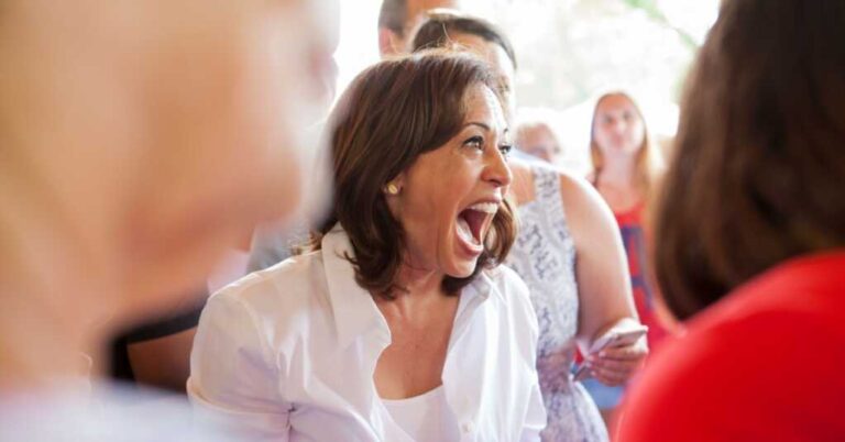 Clueless Kamala Harris Dances and Claps to a Spanish Song That’s Protesting Her Clueless Kamala Harris Dances and Claps to a Spanish Song That’s Protesting Her